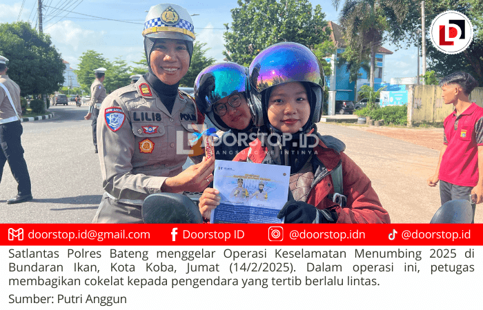 Operasi Keselamatan Menumbing 2025: Satlantas Polres Bangka Tengah Bagikan Cokelat untuk Pengendara Tertib