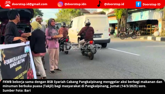 Semarak Ramadan, FKWB dan BSB Syariah Berbagi Takjil di Pangkalpinang
