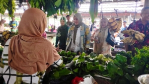 Hellyana Ajak Pedagang Pasar Pagi Belinyu Tetap Semangat di Tengah Sepinya Daya Beli
