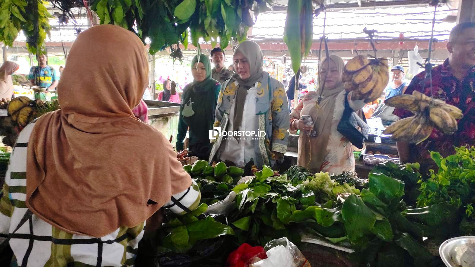 Hellyana Ajak Pedagang Pasar Pagi Belinyu Tetap Semangat di Tengah Sepinya Daya Beli