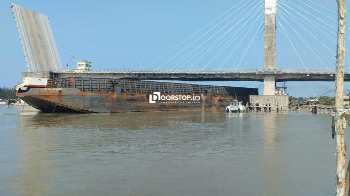 Tugboat Kandas dan Arus Kuat Diduga Jadi Penyebab Tongkang Blue Shapire Tabrak Bantalan Pengaman Jembatan Emas