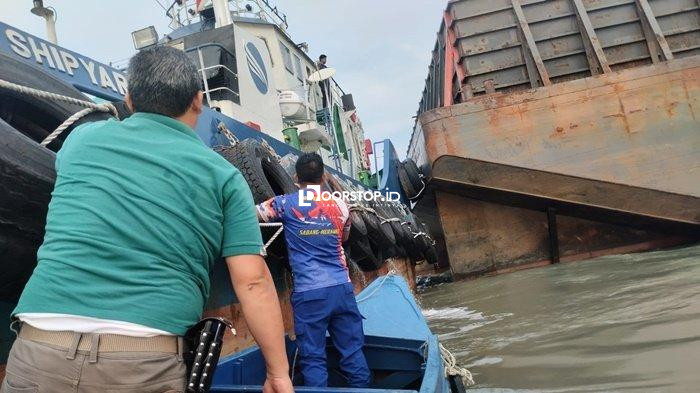 KSOP Amankan Dokumen Kapal TB Majestic Artic Usai Tongkang Blue Saphire Tabrak Bantalan Pengaman Jembatan Emas