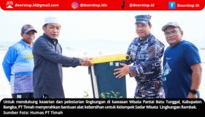 Jaga Keasrian Kawasan Wisata Pantai Batu Tunggal, PT Timah Serahkan Bantuan Alat Kebersihan