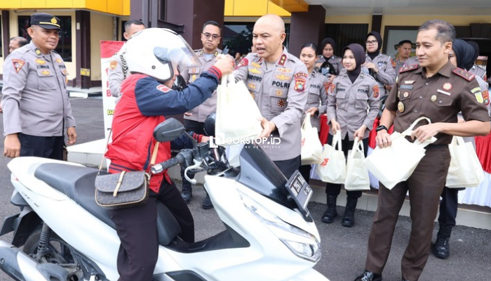 Silaturahmi Sinergitas: Polda-Korem 045/Gaya-Kejati Babel Bagi-bagi Tanda Mata Ke Masyarakat