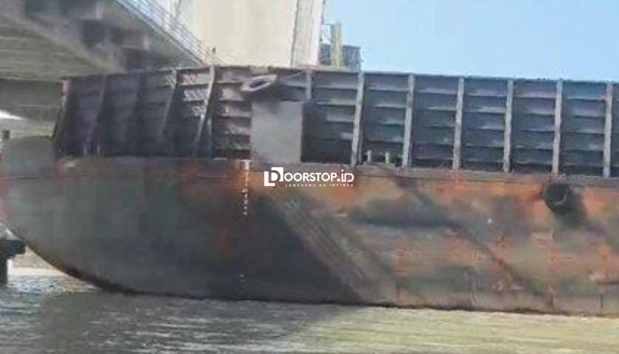 Tongkang Tabrak Pondasi Jembatan Emas, Warga Panik dan Berlarian