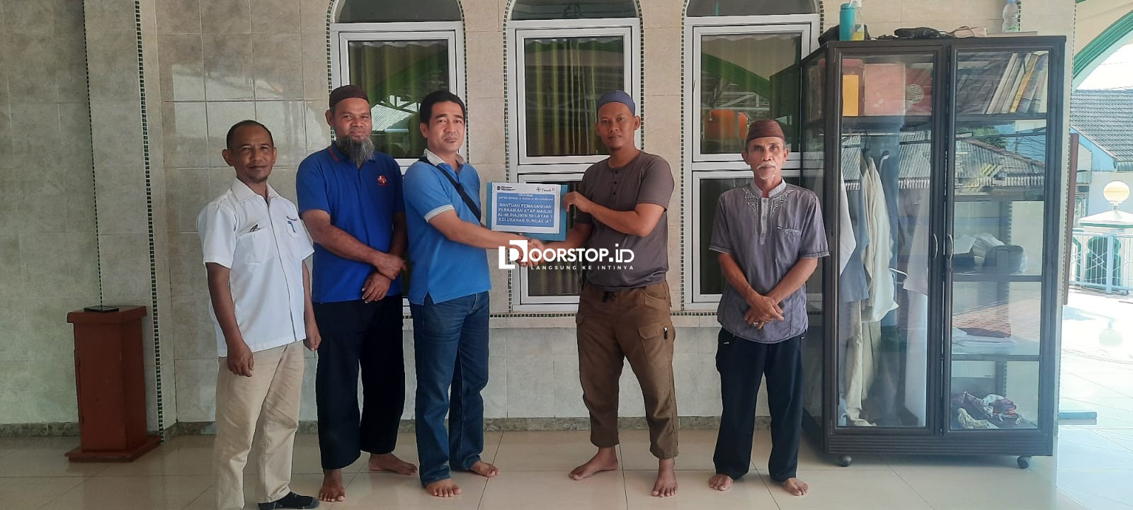PT Timah Salurkan Bantuan untuk Perbaikan Masjid Al Muhajirin Nelayan 1 Sungailiat