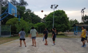 Optimalkan Aset untuk Dukung Olahraga Masyarakat, Puluhan Remaja Antusias Berlatih Basket di Lapangan PT Timah