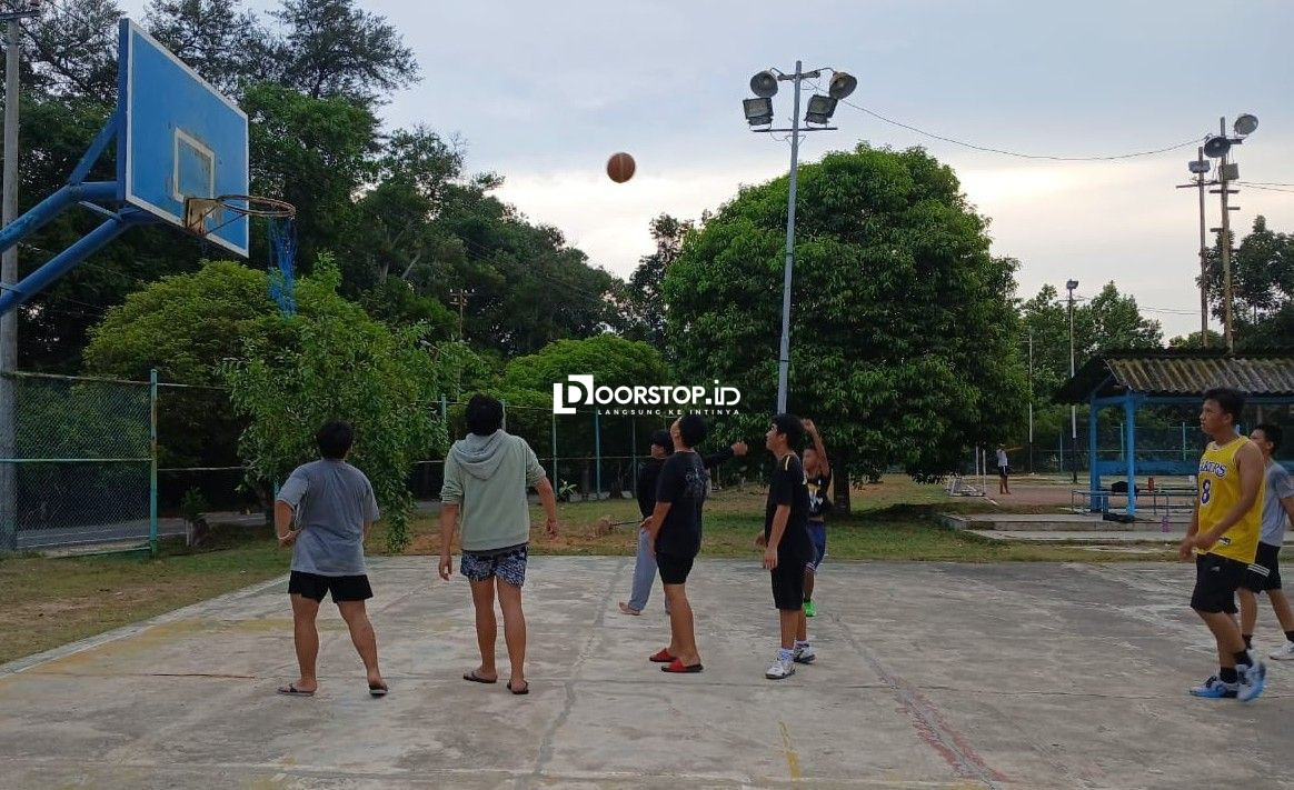 Optimalkan Aset untuk Dukung Olahraga Masyarakat, Puluhan Remaja Antusias Berlatih Basket di Lapangan PT Timah