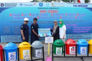 Bantu SDN 1 Pemali, PT Timah Serahkan Tempat Sampah Terpilah untuk Edukasi Anak