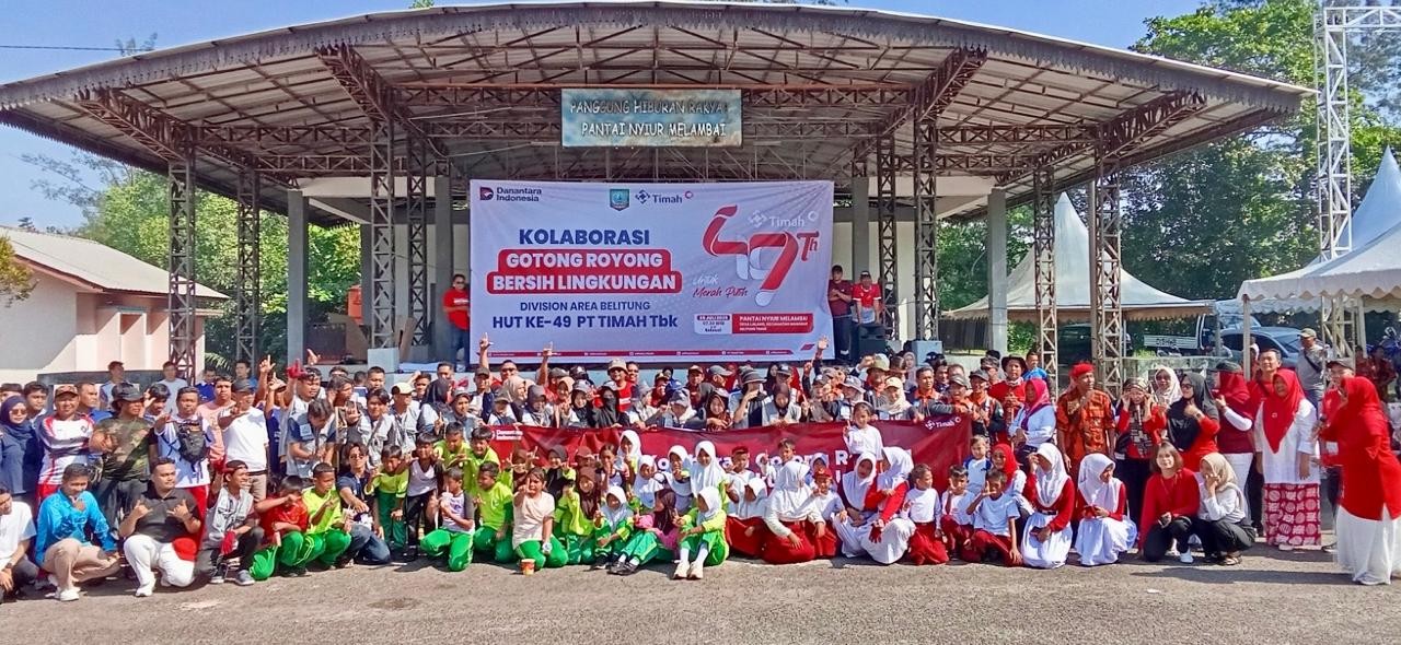 PT Timah dan Pemda Belitung Gotong Royong Bersihkan Pantai Nyiur Melambai