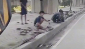 Maling Kurang Ajar! Bongkar Trotoar Buat Curi Kabel Lampu Jalan