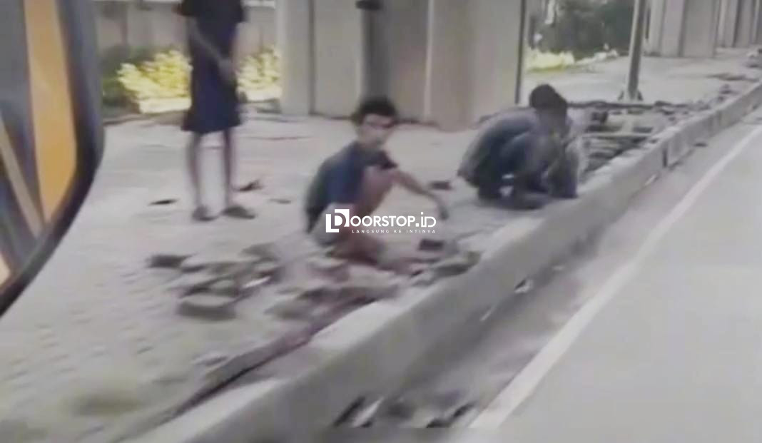 Maling Kurang Ajar! Bongkar Trotoar Buat Curi Kabel Lampu Jalan