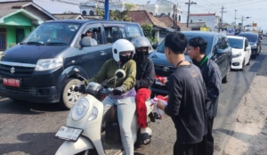 HMI Dipo Babel Bagikan 100 Bendera Merah Putih, Kobarkan Semangat Kemerdekaan RI ke-80