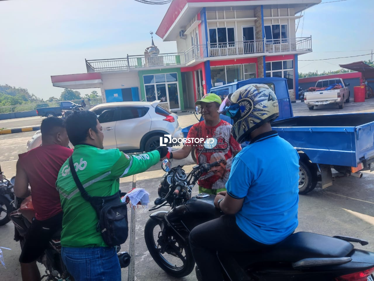 Semarakkan Kemerdekaan RI ke-80, Grab Garuda Pangkalpinang Bagikan Ratusan Bendera Merah Putih di SPBU Selindung