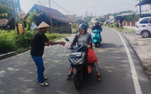 Sambut HUT ke-80 RI, Pengurus Masjid Syuhada Pasir Putih Pangkalpinang Bagikan Ratusan Bendera Merah Putih