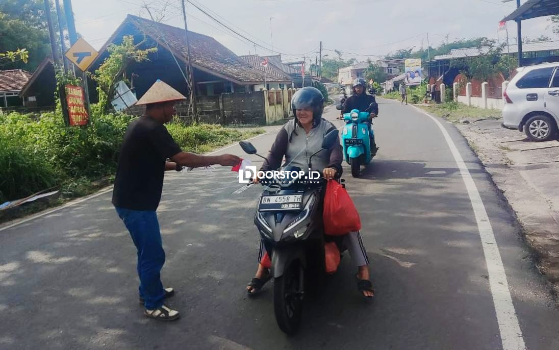 Sambut HUT ke-80 RI, Pengurus Masjid Syuhada Pasir Putih Pangkalpinang Bagikan Ratusan Bendera Merah Putih