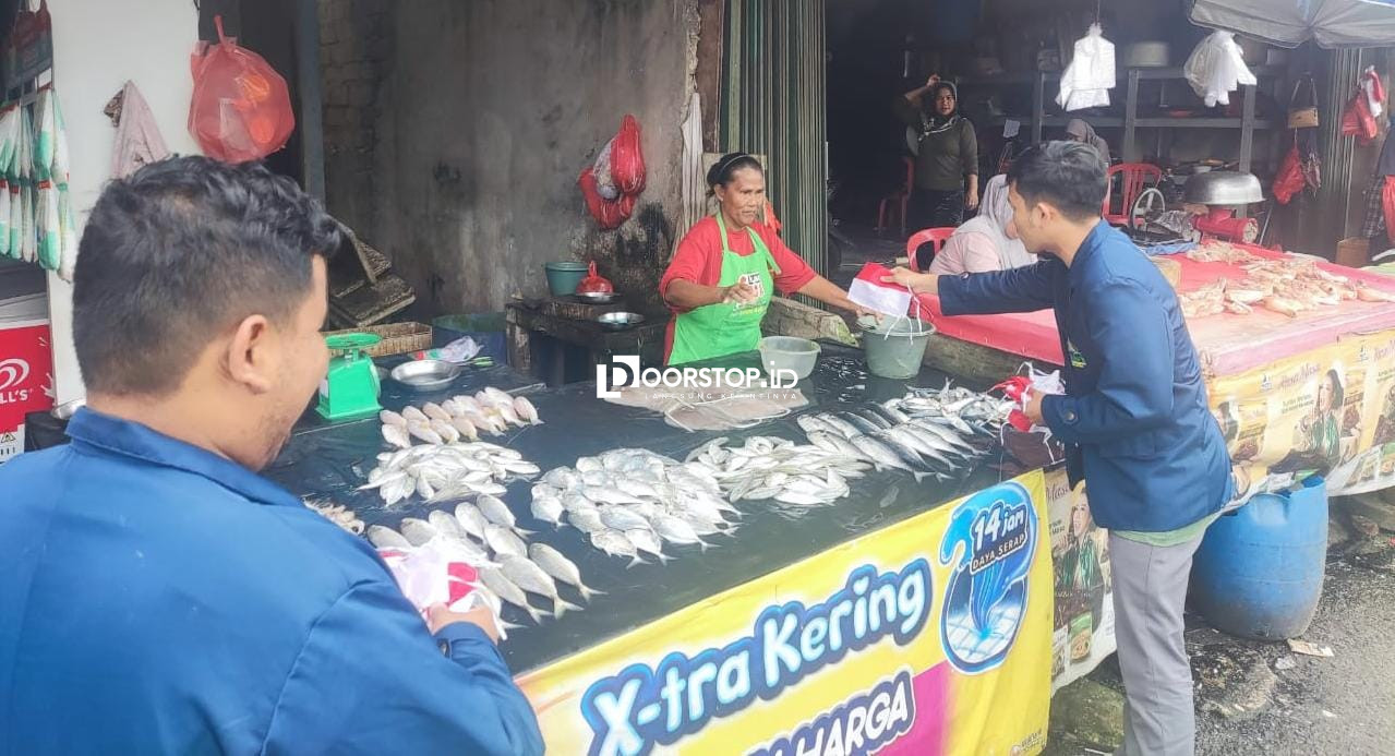 BEM IAIN SAS Babel Bagikan Ratusan Bendera Merah Putih di Pasar Air Itam Pangkalpinang