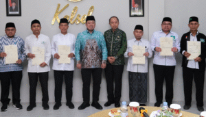 Serahkan 11 Sertifikat Tanah Wakaf untuk PCNU Kalsel, Menteri Nusron Dorong Kolaborasi Lintas Organisasi Keagamaan