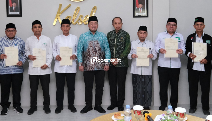 Serahkan 11 Sertifikat Tanah Wakaf untuk PCNU Kalsel, Menteri Nusron Dorong Kolaborasi Lintas Organisasi Keagamaan