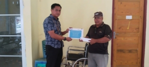 PT Timah Tbk Serahkan Bantuan Biaya Pengobatan untuk Warga Karimun