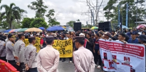 Ratusan Massa Gelar Aksi Damai di DPRD Babel, Minta Lindungi Penambang Kecil