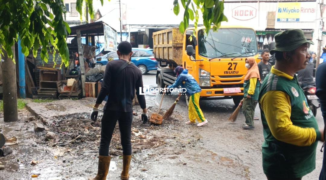 Sasar Pusat Ekonomi, DLH Pangkalpinang Turunkan 200 Personel Bersihkan Pasar Ratu Tunggal