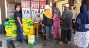 GPM Polsek Bukit Intan, Warga Antusias Dapat Beras Hingga Minyak Goreng Murah