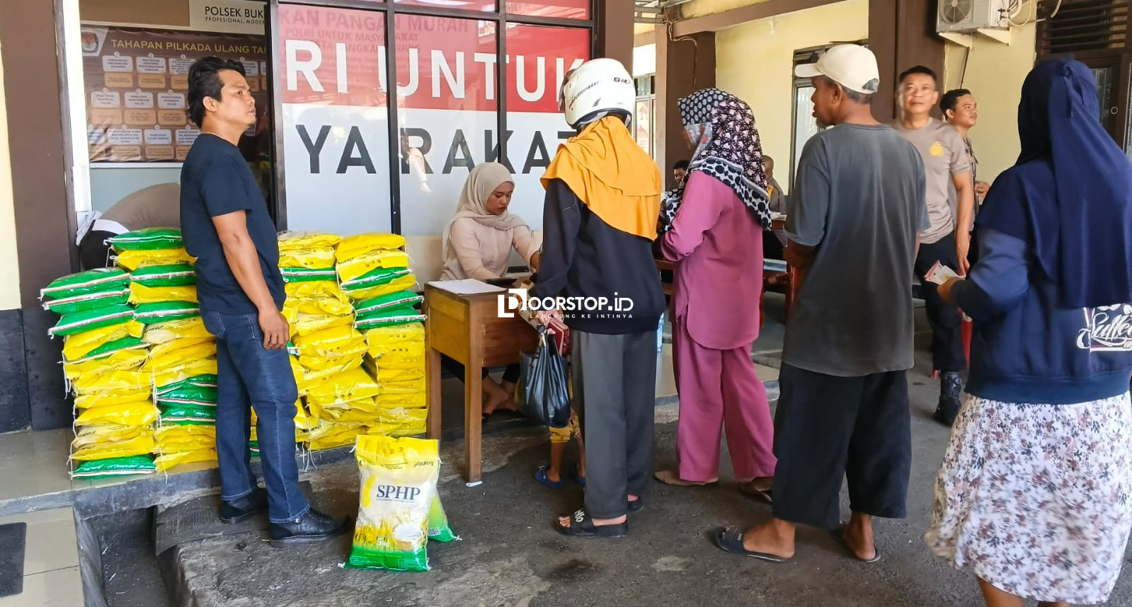 GPM Polsek Bukit Intan, Warga Antusias Dapat Beras Hingga Minyak Goreng Murah