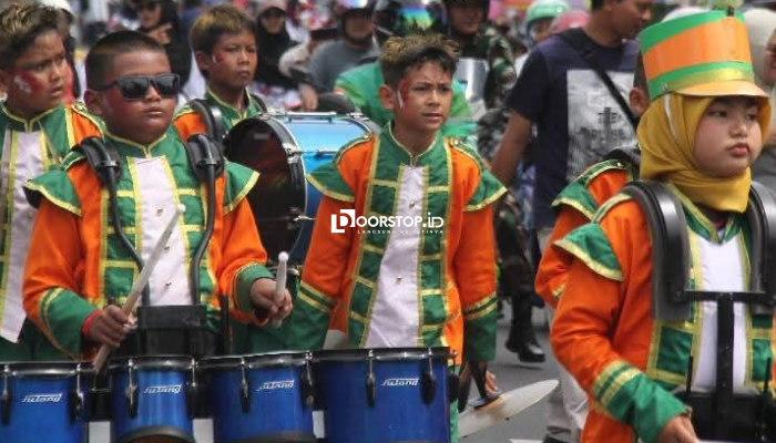 Drumband Gita Sang Pencerah SDS Muhammadiyah Sungailiat Meriahkan Karnaval HUT RI ke-80