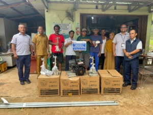 Empat Nelayan di Belitung Timur Terima Bantuan Mesin Ketinting dari PT Timah Tbk