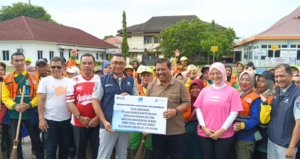 Jasa Raharja Babel Serahkan ”Rompi Peduli, Sapu Hati Bersih” bagi Pejuang Kebersihan Pangkalpinang