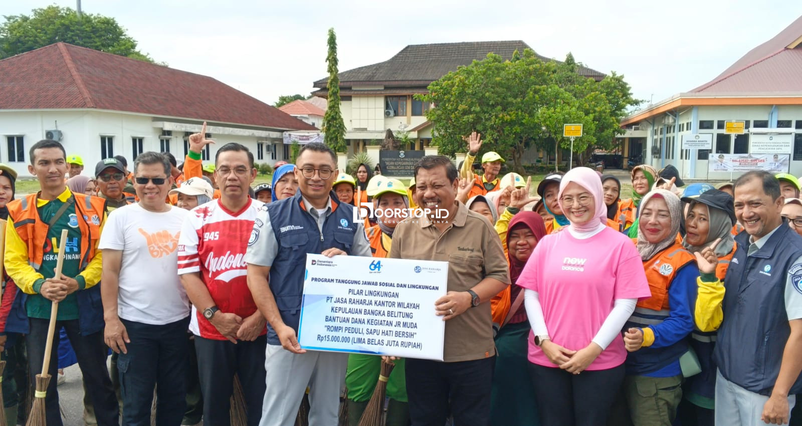 Jasa Raharja Babel Serahkan ”Rompi Peduli, Sapu Hati Bersih” bagi Pejuang Kebersihan Pangkalpinang