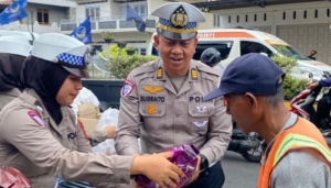Polantas Menyapa: Ditlantas Polda Babel Gelar Jumat Berkah, Bagikan Hasil Ketahanan Pangan dan Sembako ke Warga