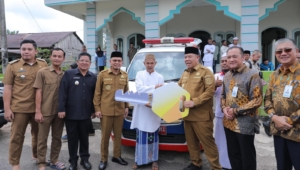 Perkuat Layanan Publik, Gubernur Babel Hidayat Arsani Serahkan Ambulans untuk Warga Desa Kemingking
