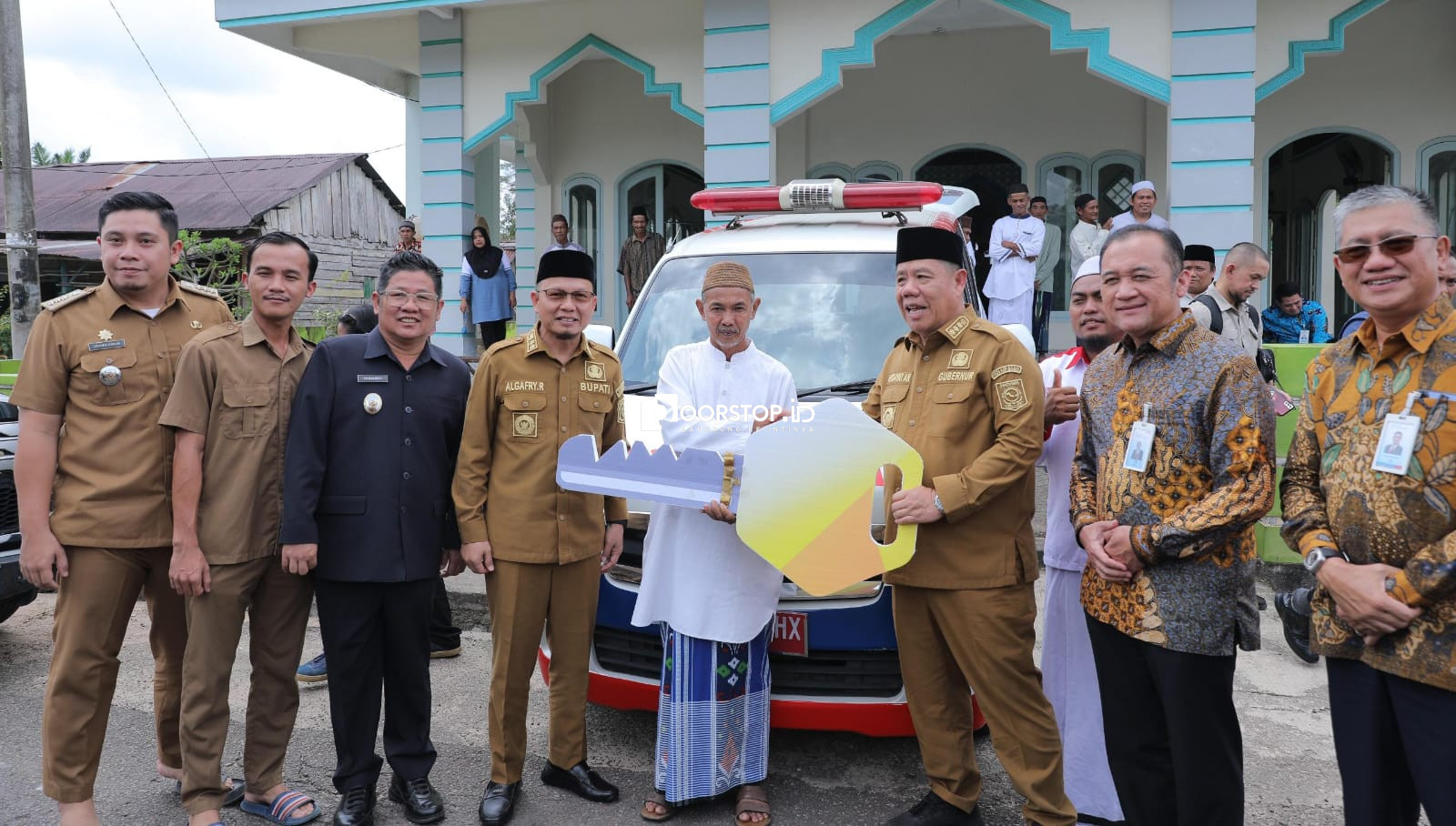 Perkuat Layanan Publik, Gubernur Babel Hidayat Arsani Serahkan Ambulans untuk Warga Desa Kemingking