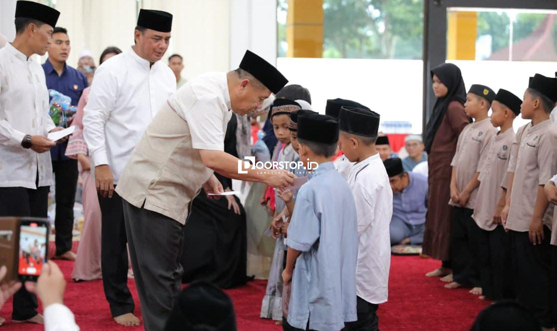Berbagi Berkah Ramadan, Gubernur Babel dan Kapolda Santuni Ratusan Anak Yatim di Mapolda Babel