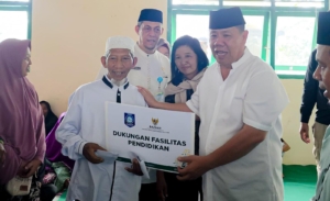 Tebar Kebaikan di Bulan Ramadan, Gubernur Hidayat Arsani Salurkan Zakat BAZNAS di Desa Penyamun