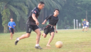 Satgas TMMD ke-127 Kodim 0432/Basel Senam dan Main Bola Bersama Warga Pulau Lepar