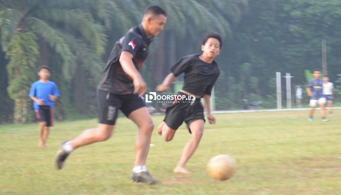 Satgas TMMD ke-127 Kodim 0432/Basel Senam dan Main Bola Bersama Warga Pulau Lepar