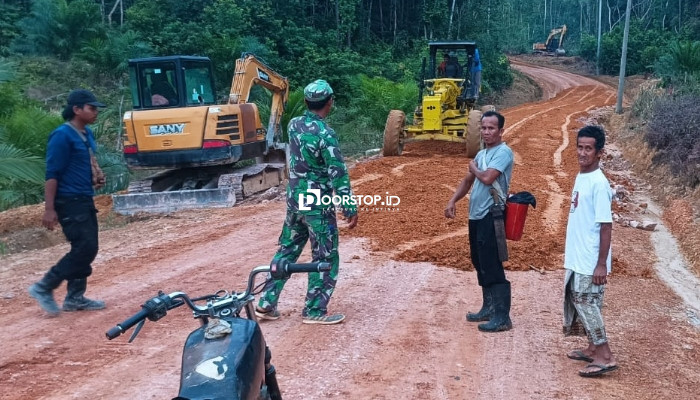 Satgas TMMD ke-127 Kodim 0432/Basel Percepat Pengerjaan Jalan di Pulau Lepar
