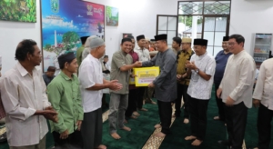 Gubernur Hidayat Arsani Salurkan Santunan Ratusan Juta dalam Safari Ramadan di Belitung