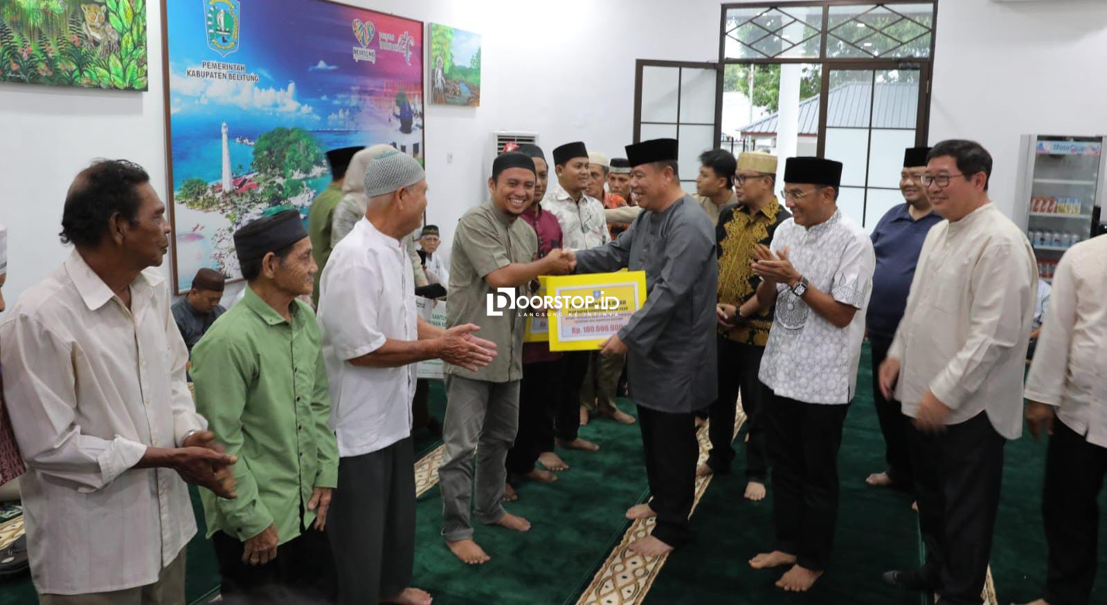 Gubernur Hidayat Arsani Salurkan Santunan Ratusan Juta dalam Safari Ramadan di Belitung