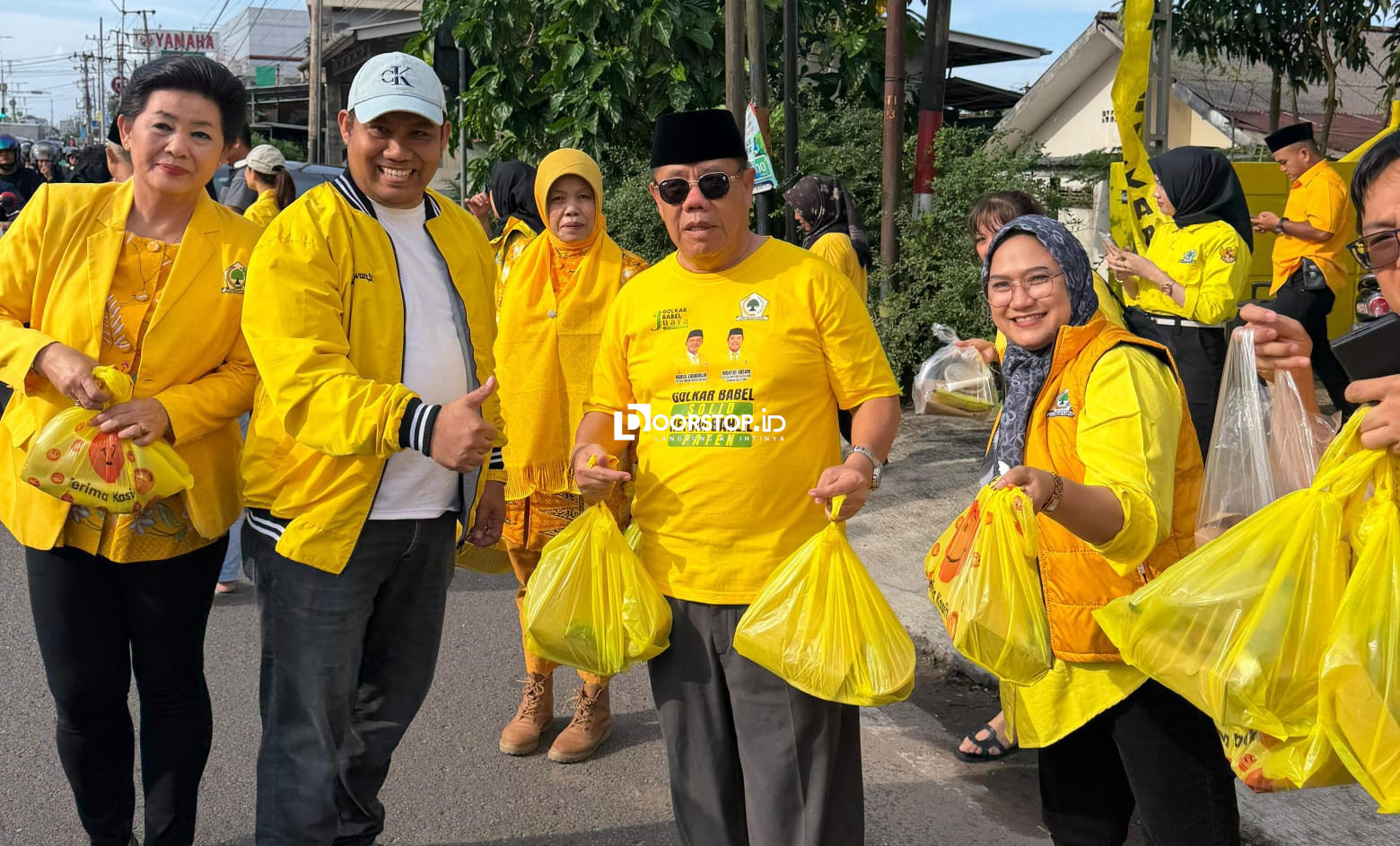 Ketua DPD Golkar Babel Hidayat Arsani Pimpin Aksi Berbagi Takjil untuk Masyarakat