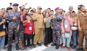 KRI Semarang-594 Sandar di Belinyu, Tangis Haru 1.100 Pemudik Babel Pecah Saat Disambut Gubernur Hidayat Arsani