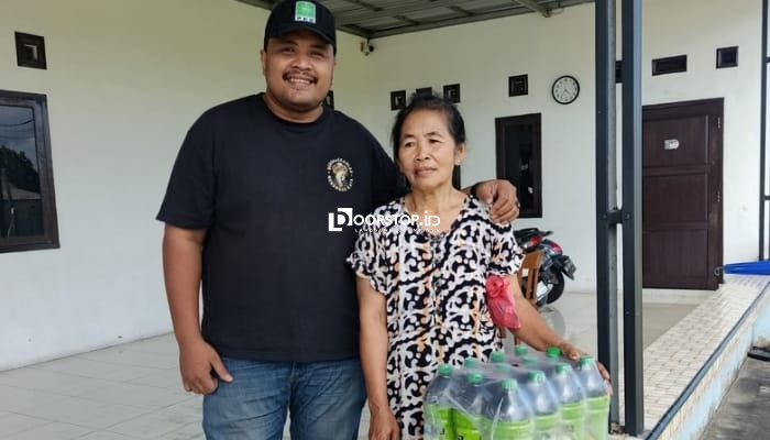 Jelang Lebaran, Wakil Sekretaris DPW PKB Babel Tebar Ratusan Dus Minuman Secara Door-to-door ke Warga Pangkalpinang