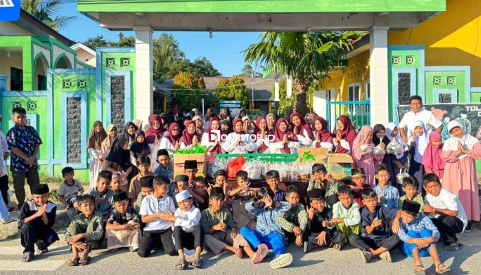 SDN 10 Mentok Tebar Takjil di Penghujung Ramadan, Tanamkan Kepedulian Sosial Sejak Dini