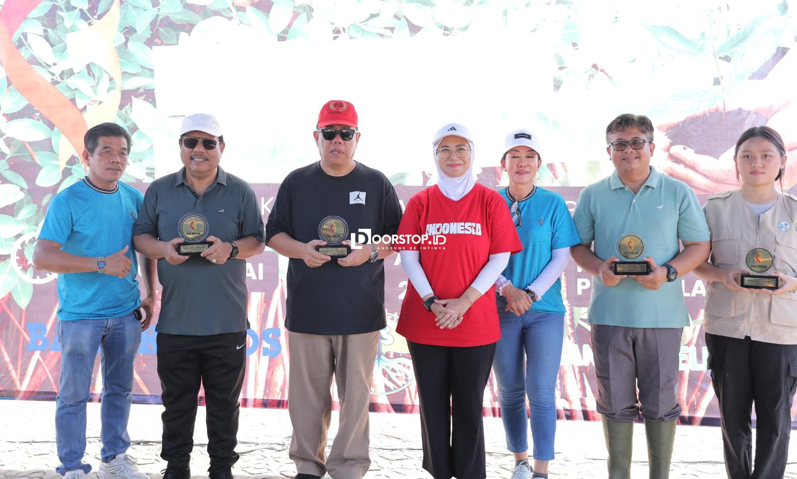 Gubernur Hidayat Arsani Pimpin Aksi Sosial dan Penanaman Mangrove di Pesisir Ketapang
