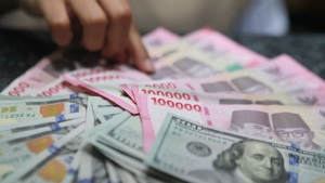 Harga Minyak Melonjak Imbas Ketegangan Selat Hormuz, Rupiah Tertahan di Level Rp17.300
