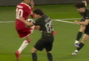 Mengapa Bayern Tak Dapat Penalti? Membedah Kontroversi Handball Joao Neves di Allianz Arena