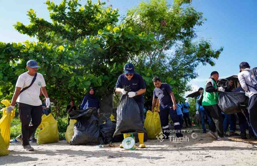 Jaga Kelestarian Pesisir, PT TIMAH Gelar Aksi Gotong Royong Bersihkan Pantai Tambak Udang